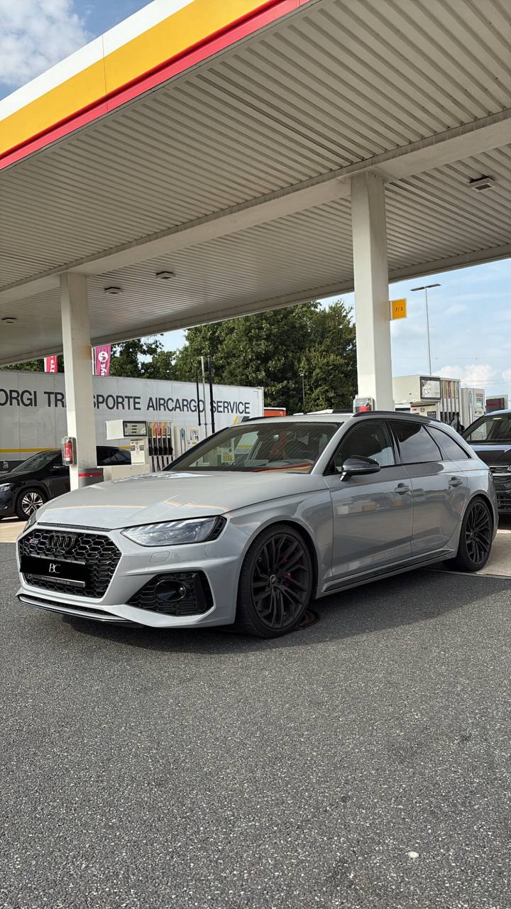 AUDI RS4 