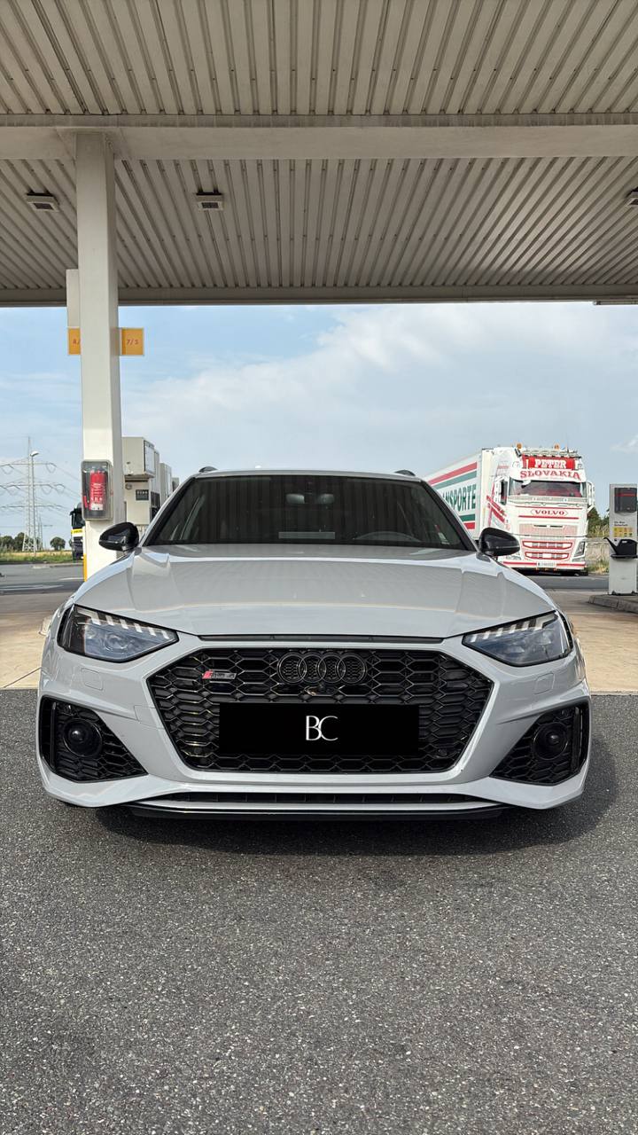 AUDI RS4 